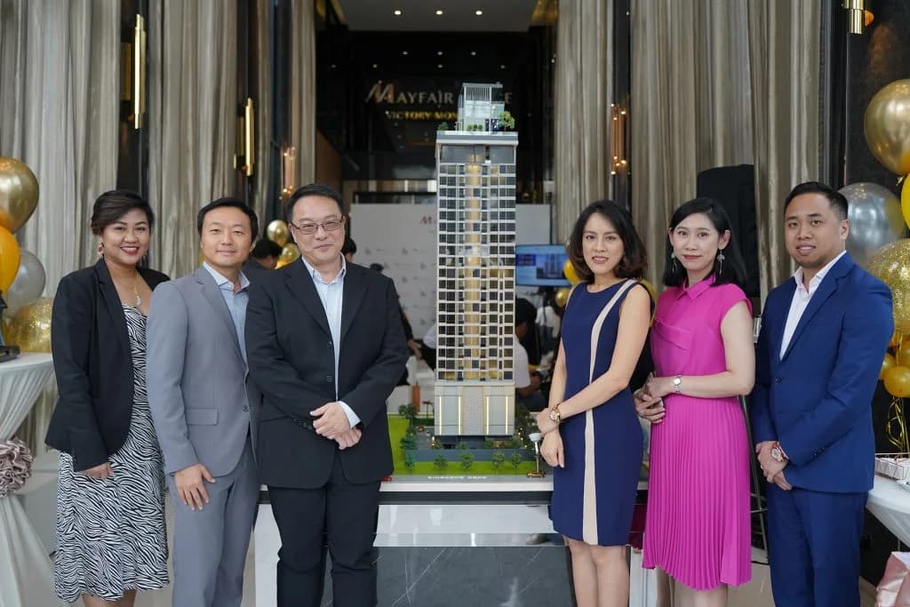 MAYFAIR PLACE VICTORY MONUMENT
