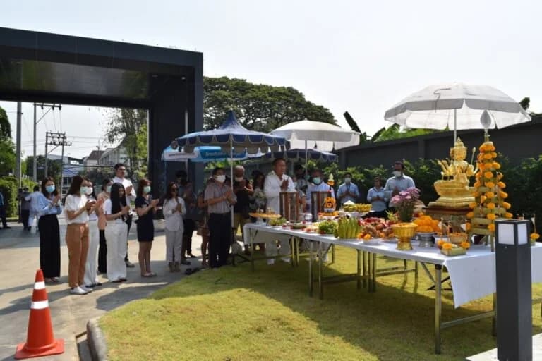 ผู้บริหารและลูกบ้าน ร่วมพิธีมงคลอัญเชิญท้าวมหาพรหมประดิษฐานภายในโครงการ The Cube Loft นวลจันทร์