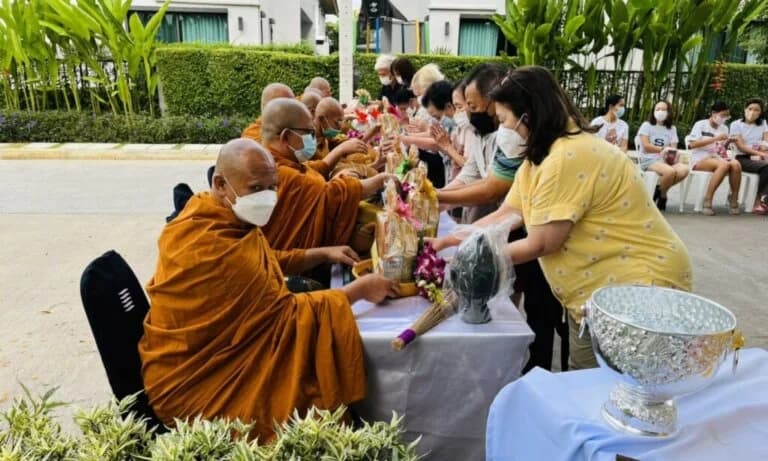 พลัส พร็อพเพอร์ตี้ สืบสานวัฒนธรรมไทย พร้อมส่งความสุขรับปีกระต่าย