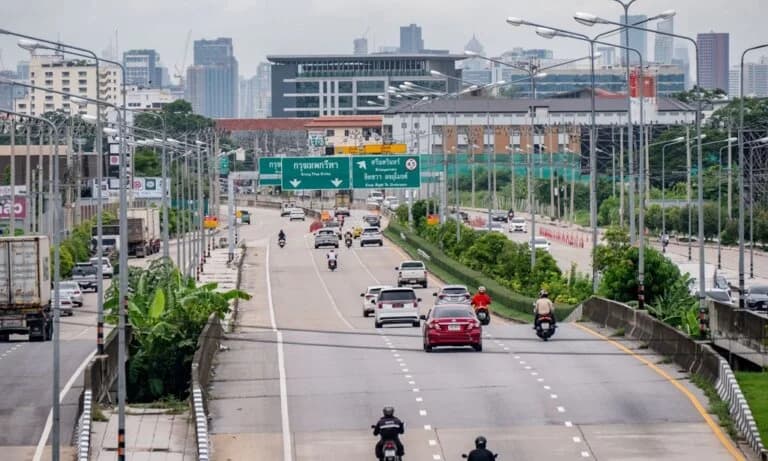 สมรภูมิร้อยล้าน! "กรุงเทพกรีฑาตัดใหม่" โตแรง 141% ที่ดินติดถนนใหญ่ระอุ 200,000 ต่อตร.ว. บิ๊กดีเวลลอปเปอร์รุมทึ้ง ปั้นอาณาจักรลักชัวรี่ปล่อยเช่า Yield ทะลุ 9%